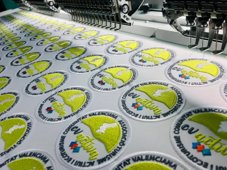 Escudo deportivo creado mediante parches bordados personalizados para camisetas publicitarias
