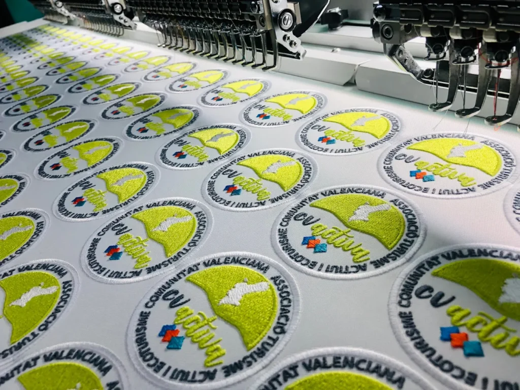 Escudo deportivo creado mediante parches bordados personalizados para camisetas publicitarias