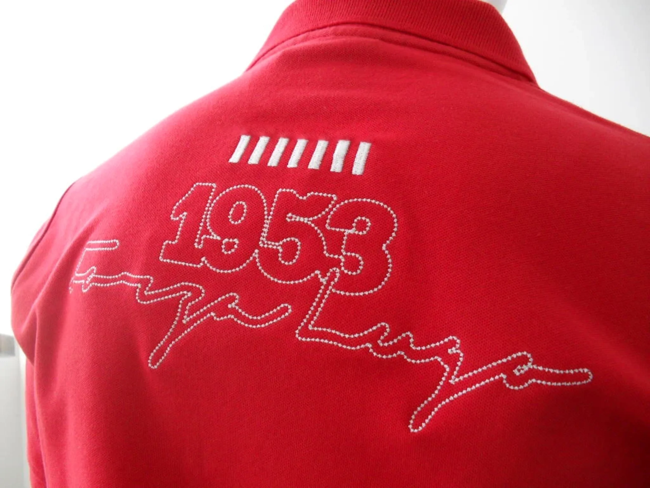 Sudadera casual personalizada con un diseño tipográfico grande cosido en bordado directo en la espalda, ideal para merchandising